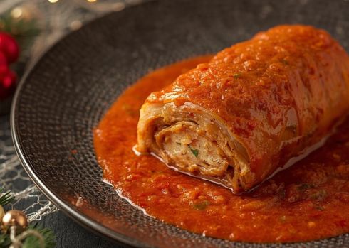 Gołąbki z mięsem i ryżem w sosie pomidorowym