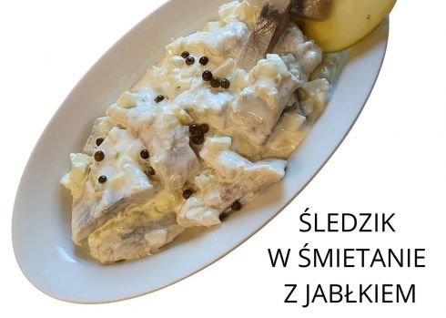 Śledzik z jabłkiem i cebulką w śmietanie