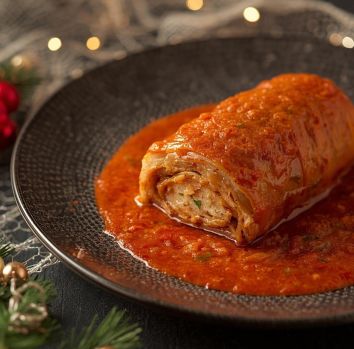 Gołąbki z mięsem i ryżem w sosie pomidorowym