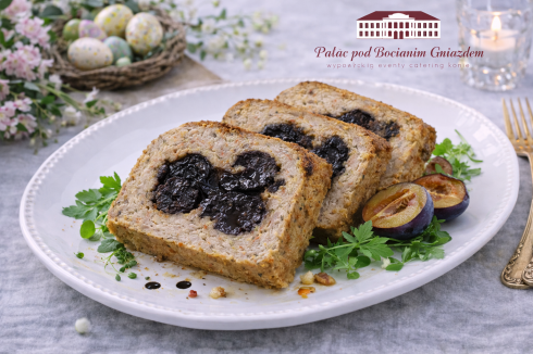 Pasztet domowy z suszoną śliwką w formie